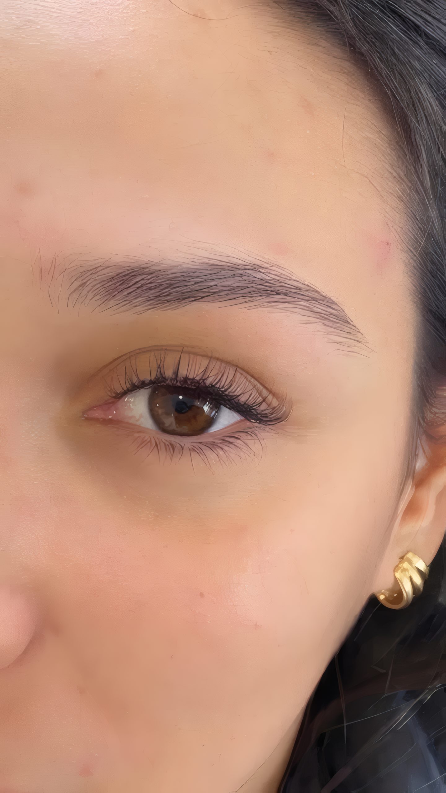 Olho de cliente com cílios curvados após lash lifting e sobrancelha alinhada