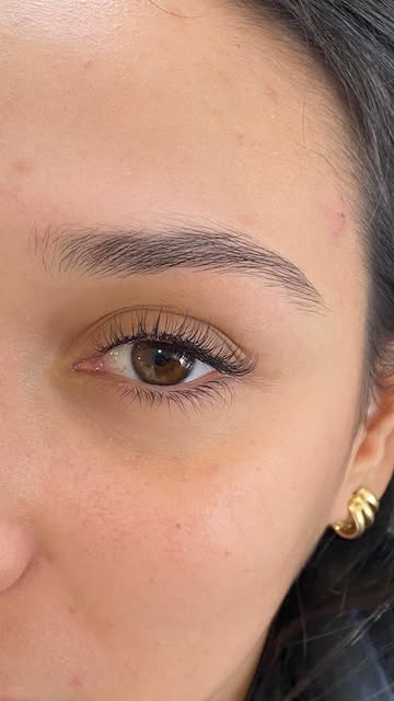 Cliente com sobrancelhas desenhadas e alinhadas